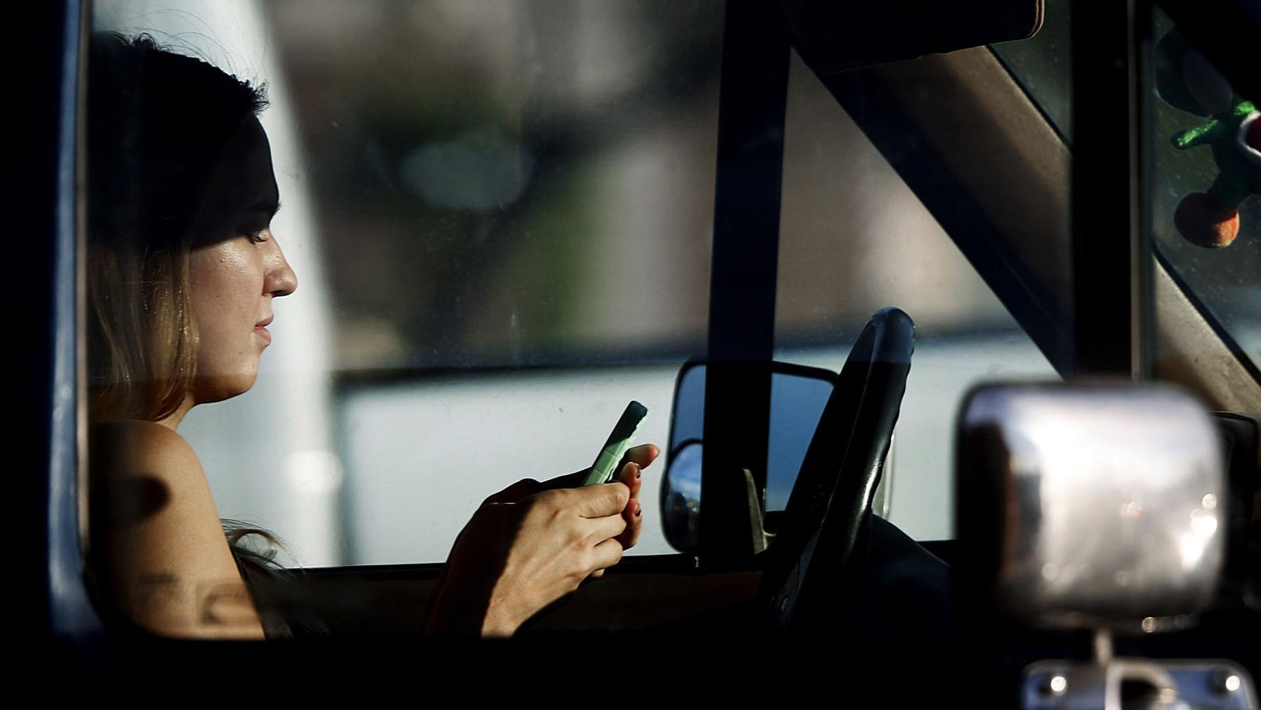 Starting Sunday, some Arizona teens won't be allowed to use phones while driving